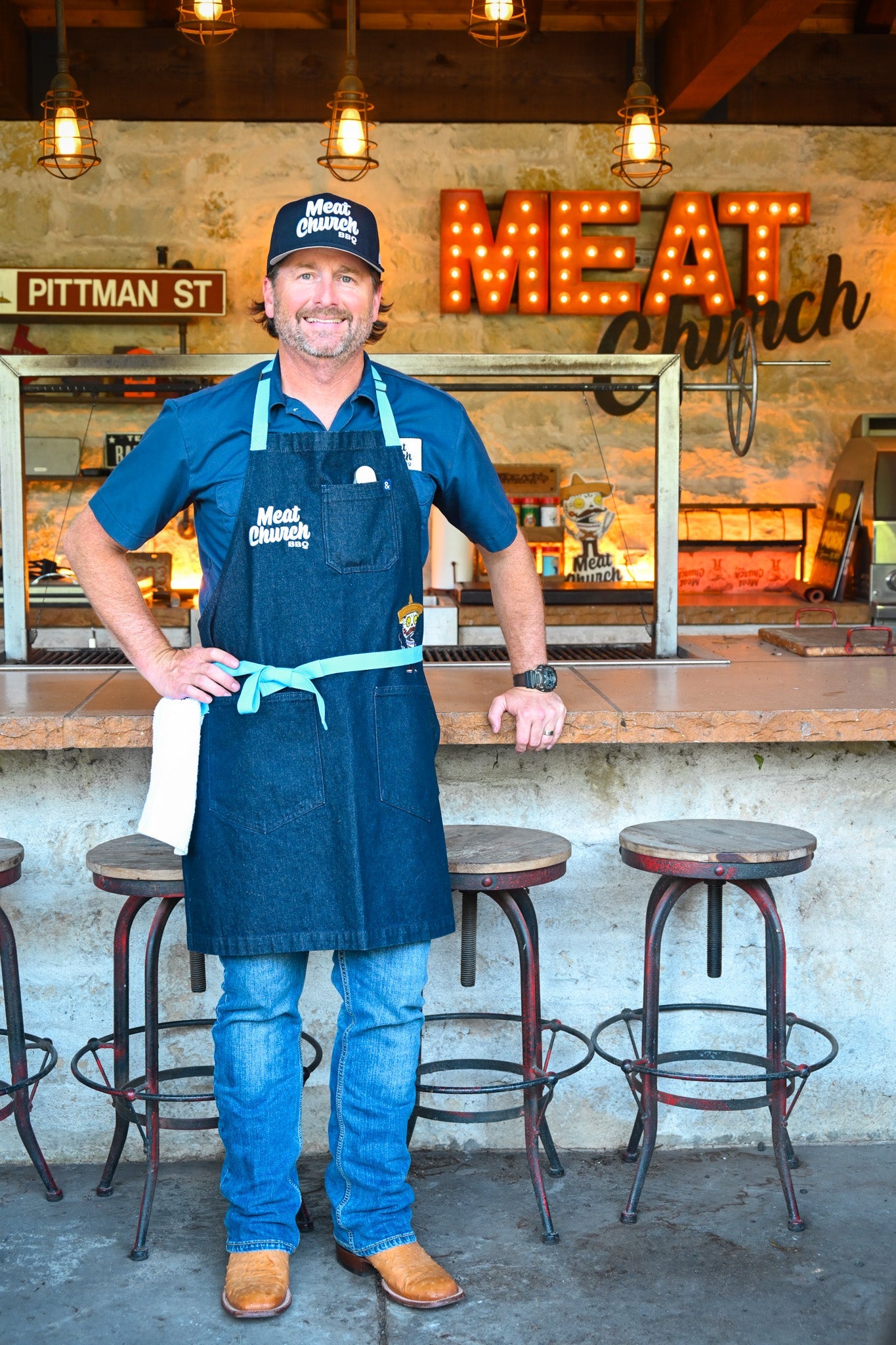 hedley-and-bennett-meat-church-apron-navy-c8 NAVY_H_B_APRON_LIFESTYLE_OUTDOOR_KITCHEN_TIED.jpg